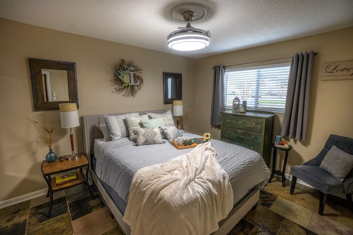 Fällbara takfläktblad, 4 lådor byrå, lässtol och bokbord  