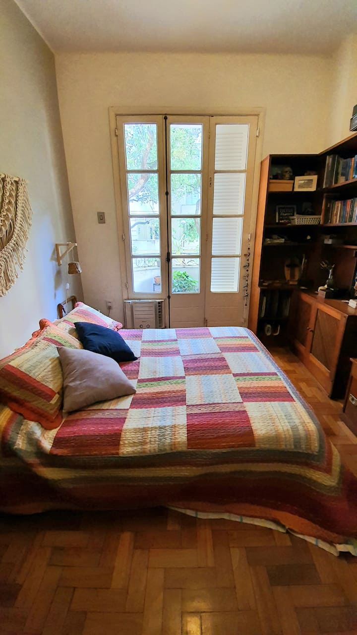 Dormitorio 2- Con cama doble, balcón, aire acondicionado y TV con Apple TV