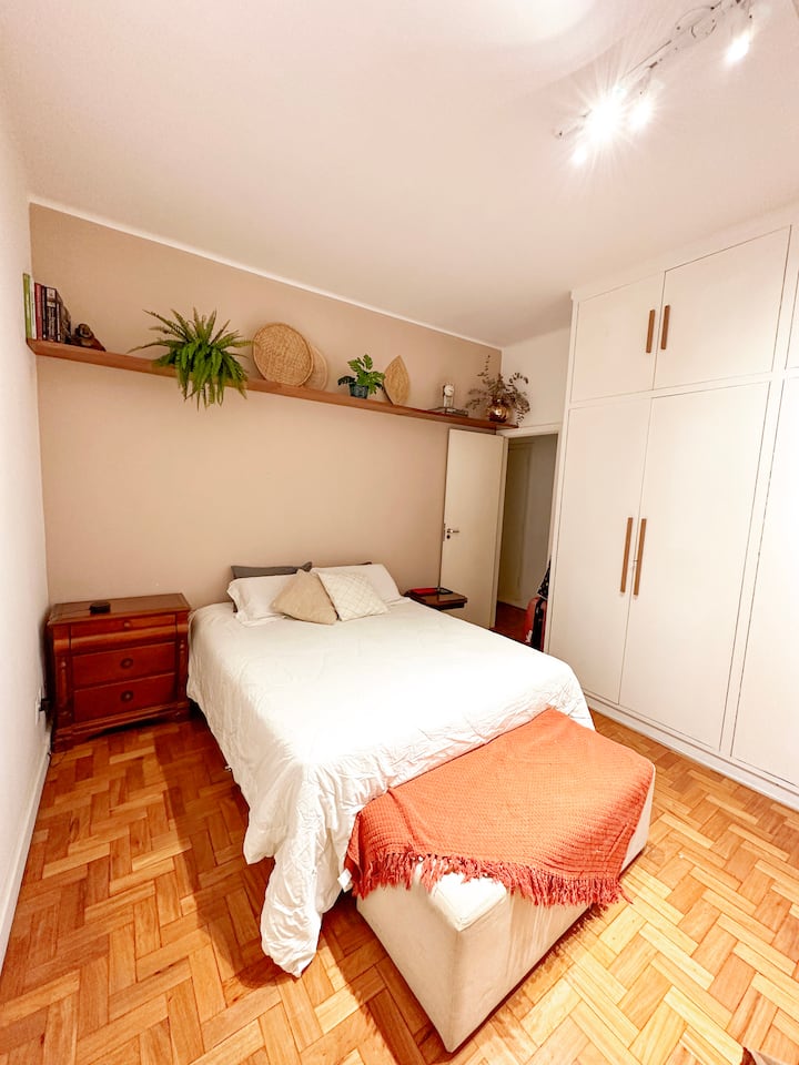Dormitorio 1- Con cama tamaño queen, escritorio, aire acondicionado y balcón