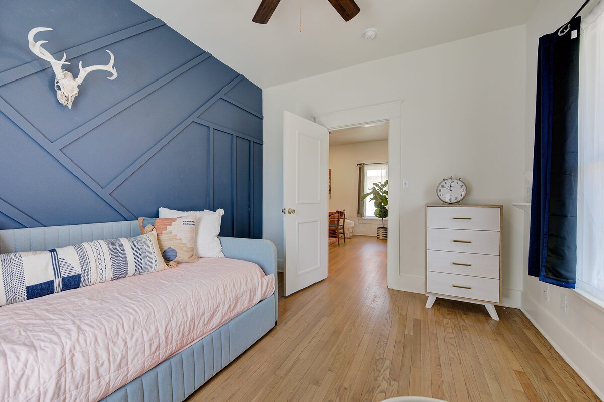 غرفة النوم 1 - سرير مزدوج متحرك. يوجد الكثير من الوسائد والبطانيات الإضافية في الخزانة. 