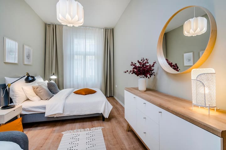 Ჩვენ თვითონ დავამშვენეთ ბინა. Ვიმედოვნებთ, რომ მოგეწონებათ. 
