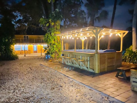 Sleeps 22+, 2 houses, Bachelor, Waterfront Swimspa