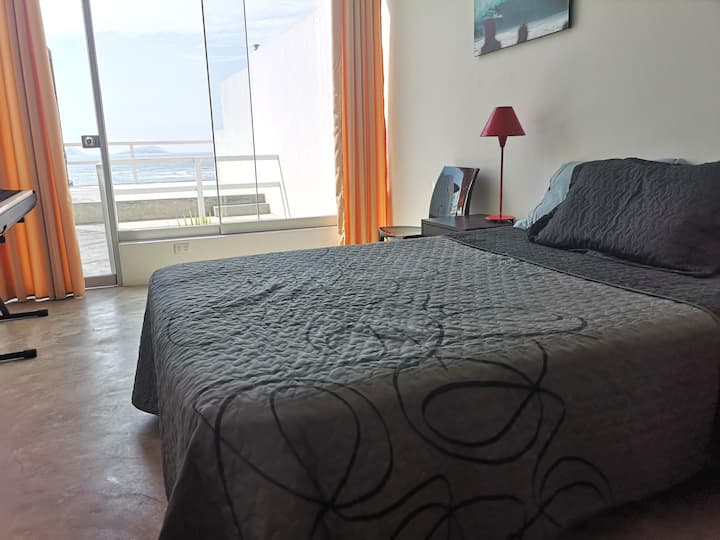 Habitación #2 con cama queen y camarote