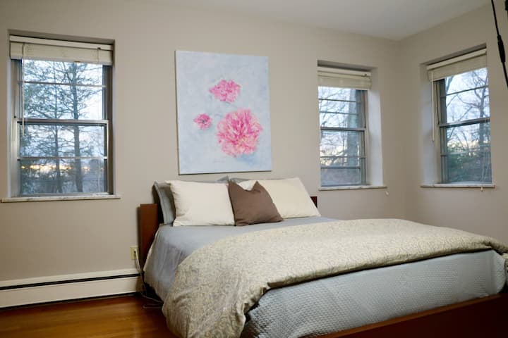 Гостинска соба на 1 кат со брачен кревет (широк 150-179 см) и многу прозорци