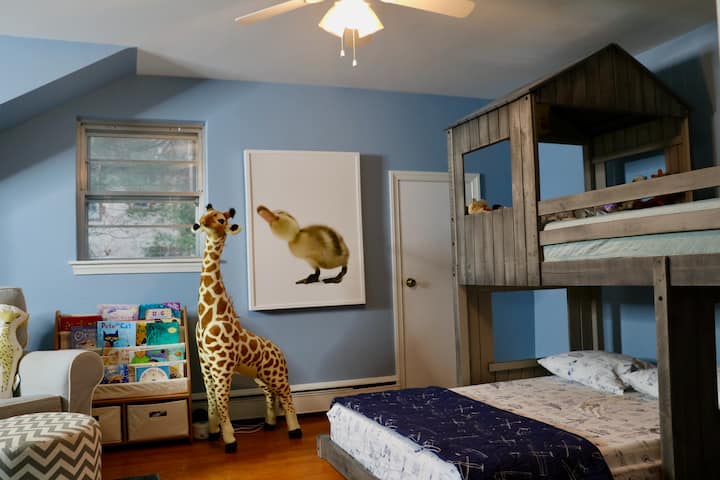 Детска соба со брачен кревет (широк 150-179 см)/полн кревет на спрат