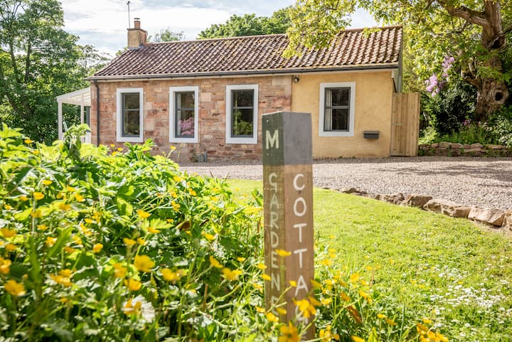 Pretty 3 Bedroom Cottage Set In Lovely Gardens - Pittenweem