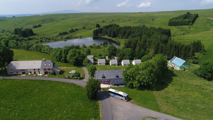 Gîte Vue Sur Lac Avec Piscine, Salle De Jeux - Cantal