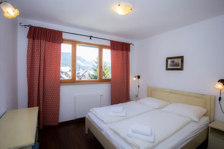 ห้องนอนพร้อมเตียงคู่