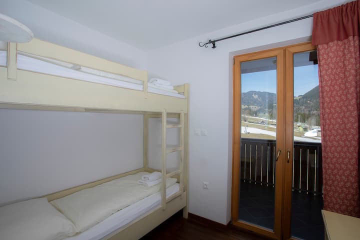 ห้องนอนพร้อมเตียงสองชั้น