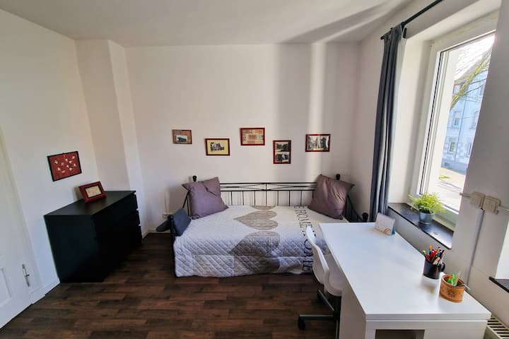 ห้องนั่งเล่นห้องนอน 3
เตียงคู่และเตียงเดี่ยว/โซฟายาว