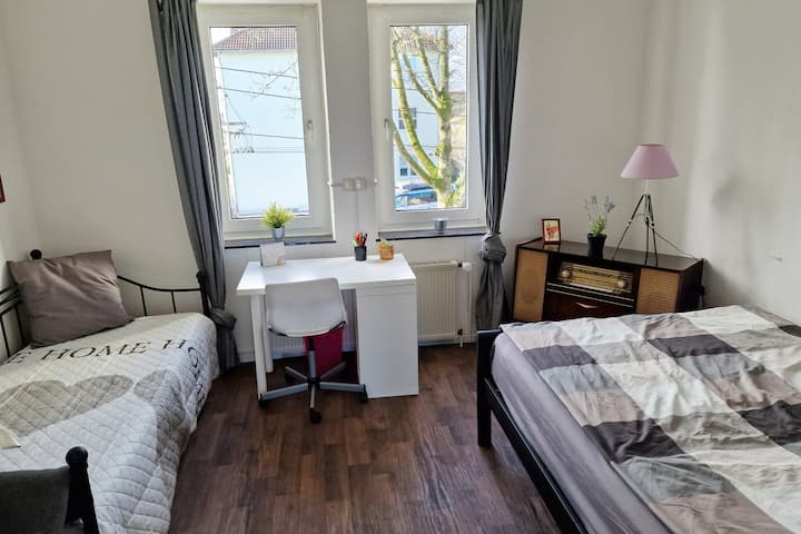 ห้องนั่งเล่นห้องนอน 3
เตียงคู่และเตียงเดี่ยว/โซฟายาว
