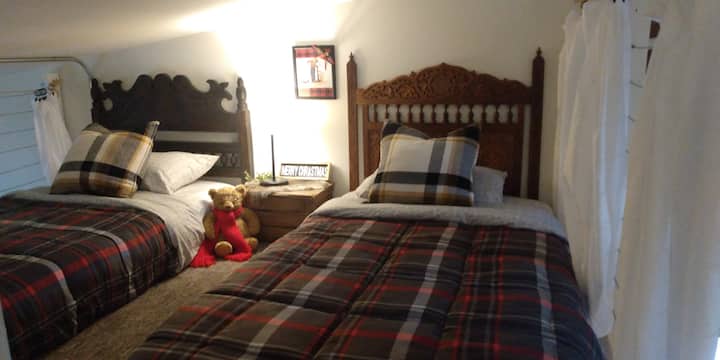 Den lilla, men mysiga tvåbädds sovloftet sover 2 ! (observera att taket är lågt / inte riktigt 5 ft högt) & kan kräva krypa till sängs...;) Laura Ingalls stil !
