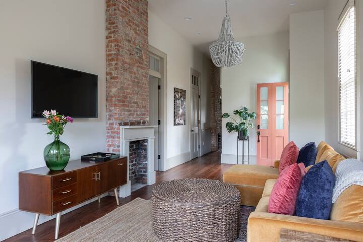 Chartres Landing | 10 Guests | Private Pool gallery image 2