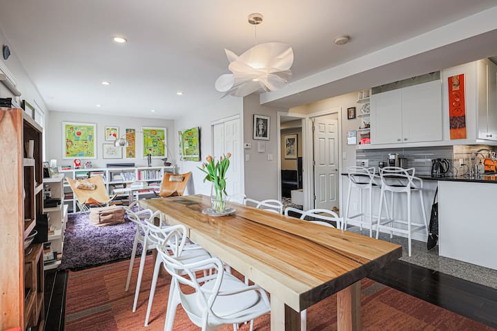 Spacious, Modern Reno, 2 bed/3 bath Home in Annex