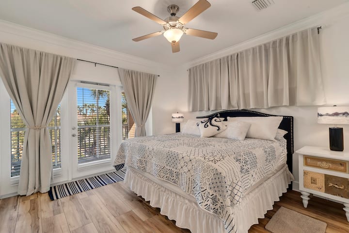 Spavaća soba Master King na 2. katu ima prekrasan ograđeni balkon. Ova spavaća soba također ima vlastitu kupaonicu. 