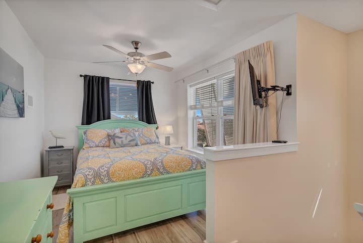 Spavaća soba s bračnim krevetom na 3. katu Ova soba ima zavjese za zamračivanje, stropni ventilator, podni ventilator, komodu i ogledalo te pametni TV. 