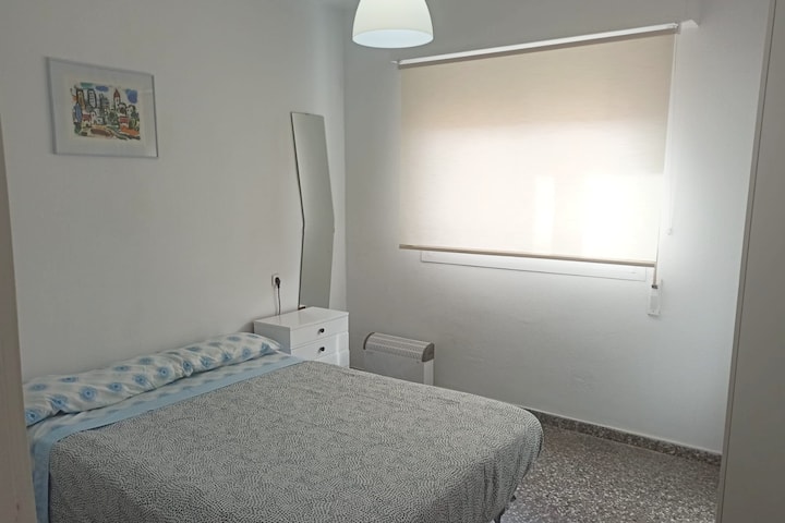 Dormitorio 1, con cama de 135, armario y mesillas de noche