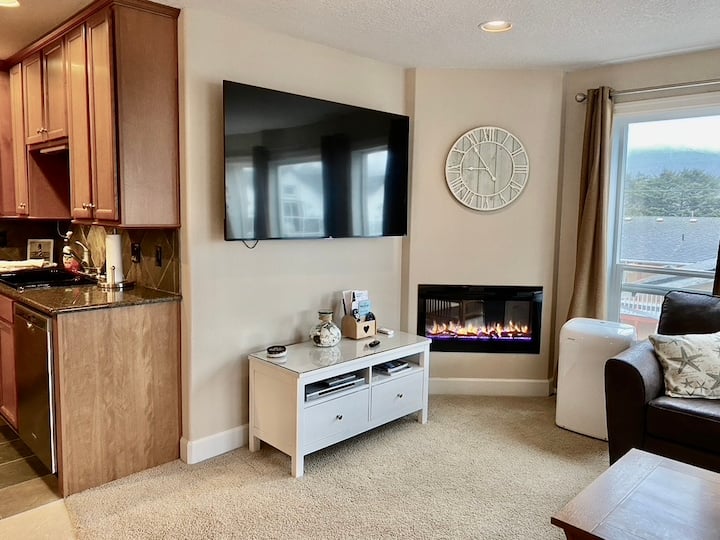 Refreshed Luxury 2 Bdrm Condo Across From Beach! - Rockaway Beach, OR