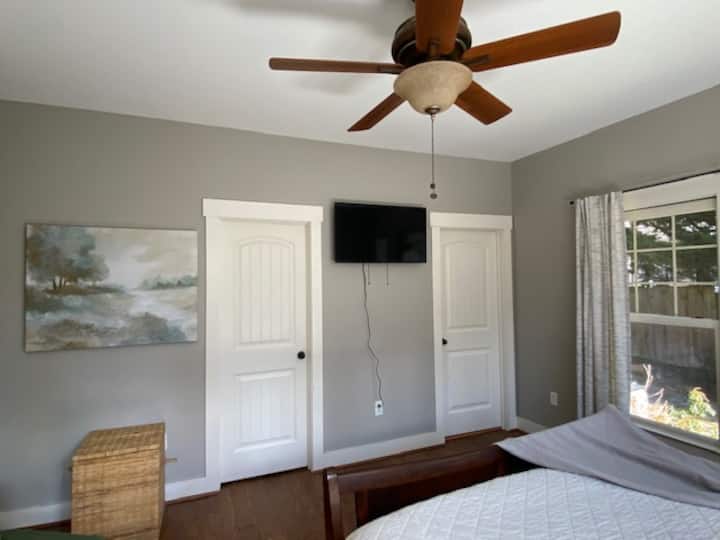 Master Bedroom, bidhaa mpya vyema Smart TV, milango ya Master Bathroom na Master Closet 
