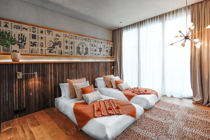 Një dhomë gjumi më e vogël me krevat dopio ose dopio "king" që ndodhet në loft. 