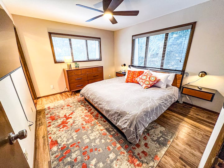 Kitanda kikuu chenye ukubwa wa kifalme chenye godoro la Casper LENYE STAREHE SANA na starehe ya chini.