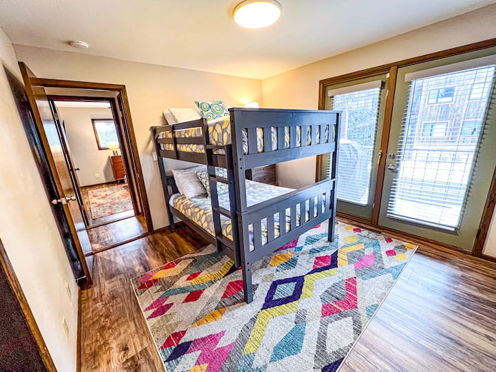 Chumba cha pili cha kulala kilicho na kitanda cha ghorofa cha UKUBWA KAMILI. Magodoro yenye starehe na starehe.