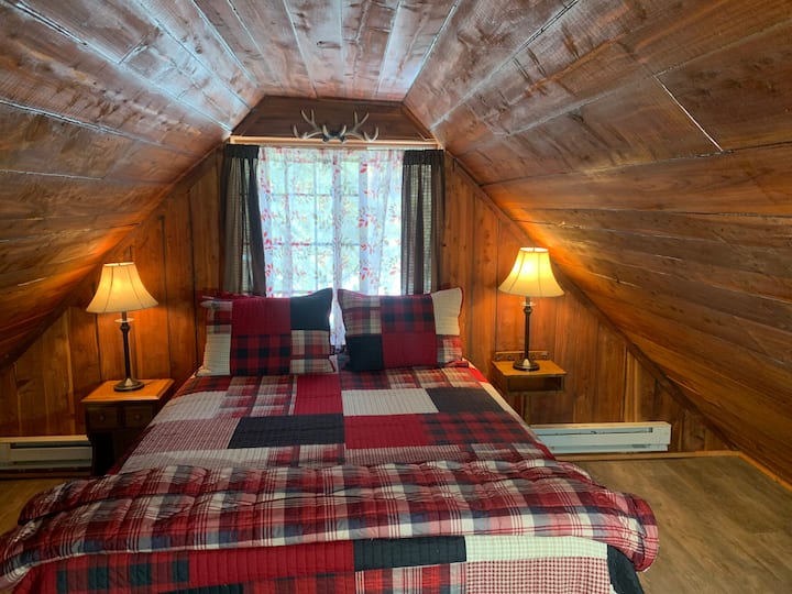 Habitación loft con cama tamaño queen. 