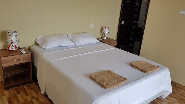 Chambre principale avec salle de bain privée
