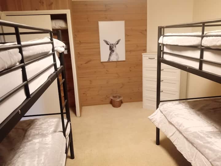 Literas orientadas hacia atrás hacia la puerta