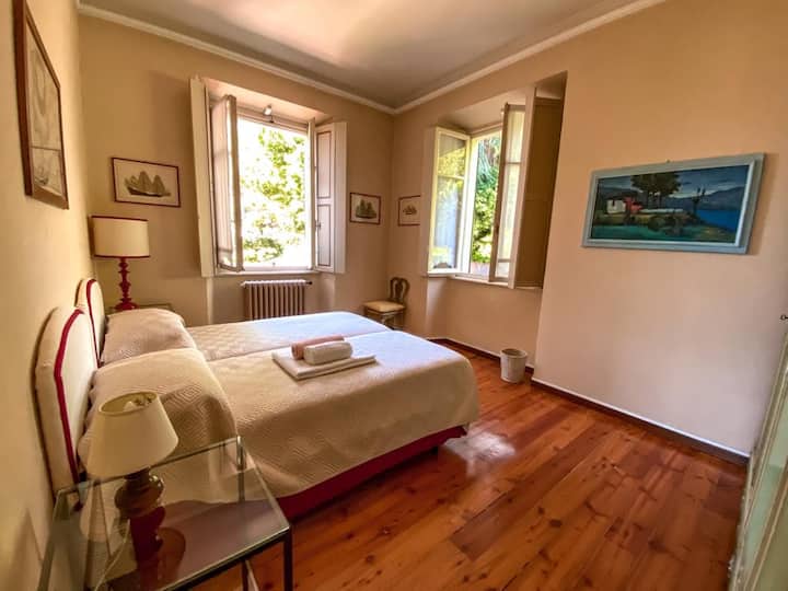 Веднаш до Црвената соба, удобната беж соба.