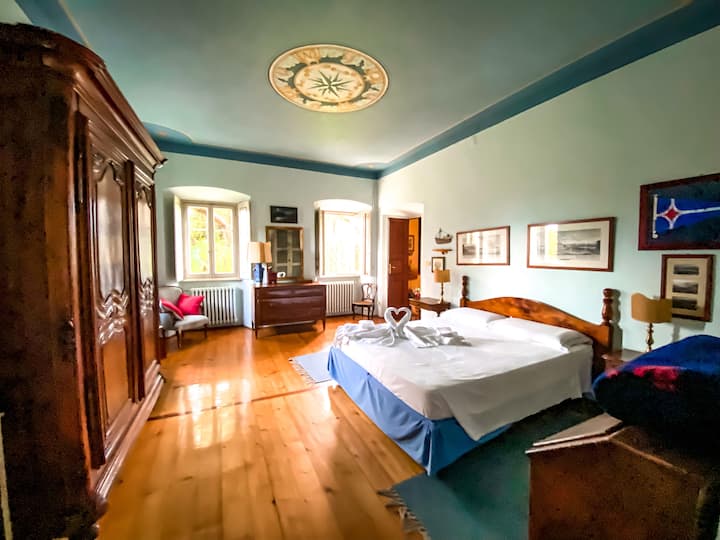 Собата на морнарот на вториот кат.