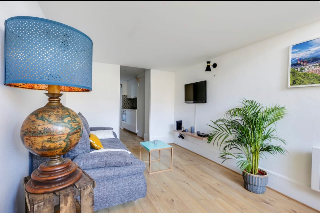 บริเวณเลานจ์พร้อมทีวี 