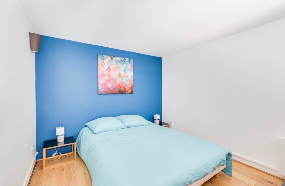 ห้องนอนพร้อมเตียงคู่และลิ้นชัก 