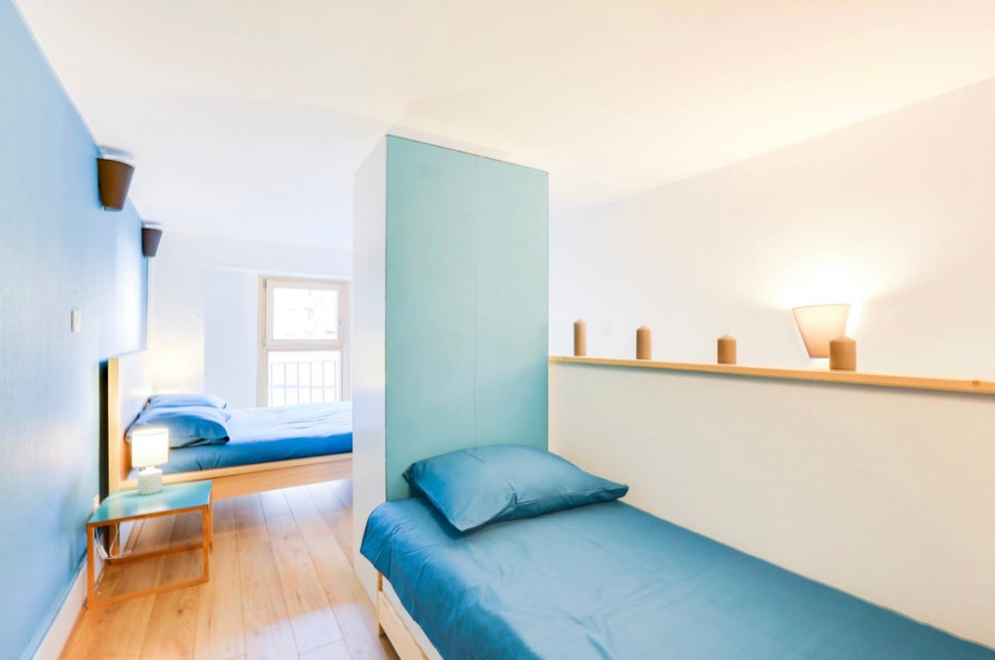 ห้องนอนพร้อมเตียงคู่และเตียงเดี่ยว 2 หลัง 