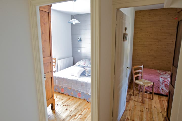 1. poschodie: 1 spálňa  s 1 manželskou posteľou (spálňa 2) a 1 spálňa s 1 samostatnou posteľou
