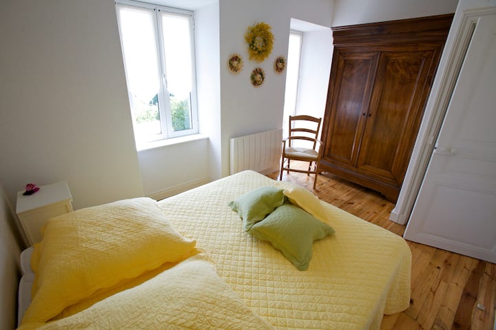 1. podlaha: spálňa 1 s 1 manželskou posteľou.
Posteľná bielizeň