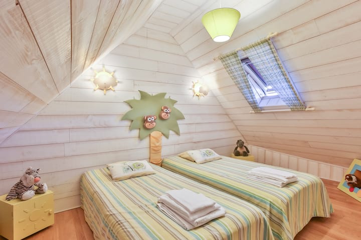 2. poschodie: spálňa s 2 samostatnými lôžkami
Posteľná bielizeň