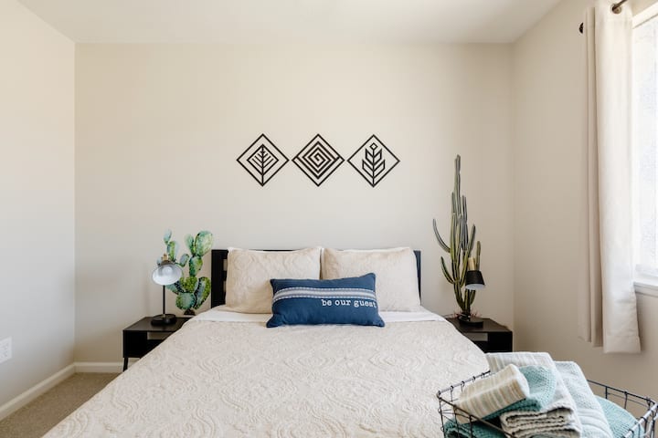 Second bedroom.