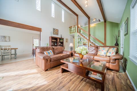 Top performing Airbnb: Lakefront w/ kayaks ~ deck ~ grill ~ boat dock! in Mooresville
