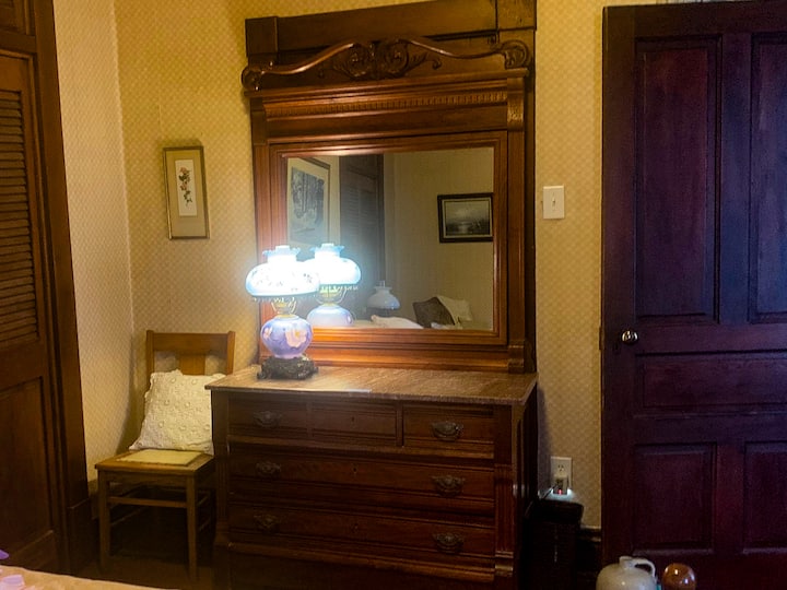 تتميز غرفة النوم هذه بسرير بحجم كبير مع مرتبة وفراش جديد. أيضًا خزانة ملابس كاملة الحجم وكرسي مريح ومسند عثماني. تمت إضافة خزانة ملابس رخامية عتيقة جميلة.