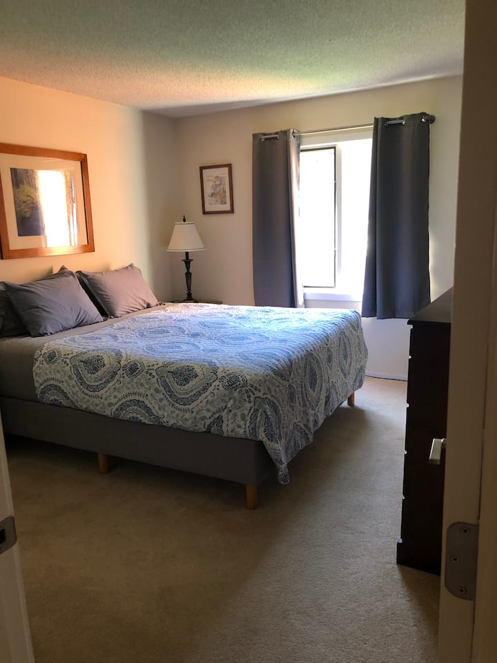Cama tamaño king en el dormitorio