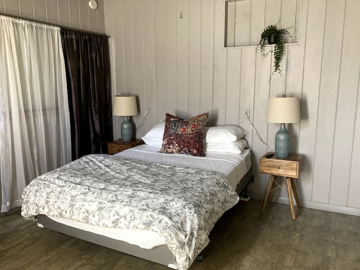 dormitorio con cama tamaño queen