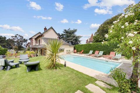 Beautiful Villa, Heated Pool & Sauna, by the sea.