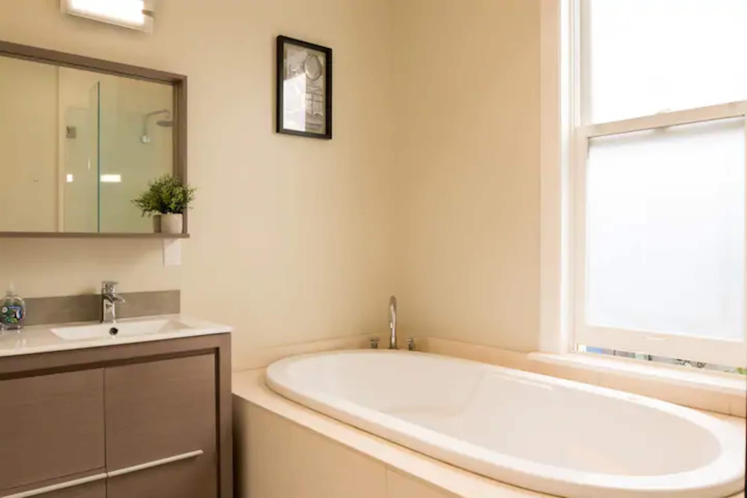 Home in San Francisco · ★4.91 · 3 bedrooms · 3 beds · 2.5 baths - Image 29
