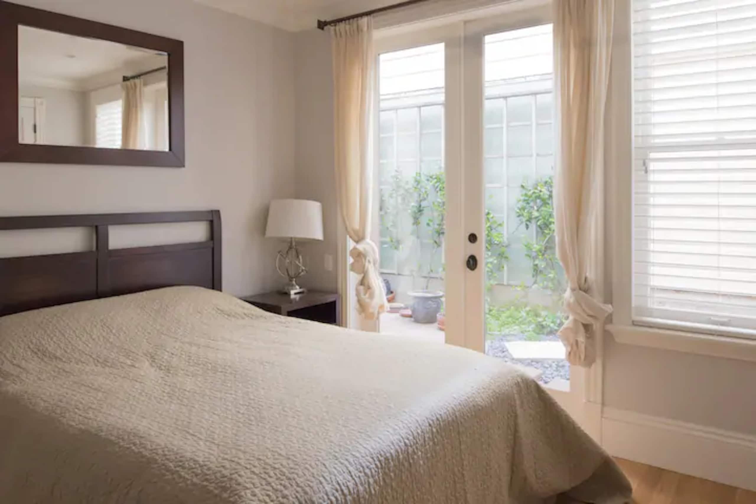 Home in San Francisco · ★4.91 · 3 bedrooms · 3 beds · 2.5 baths - Image 16