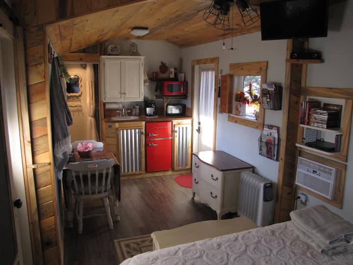 Vintage 50s Cabin Has A Deck, Yard, And Privacy. - Arizona