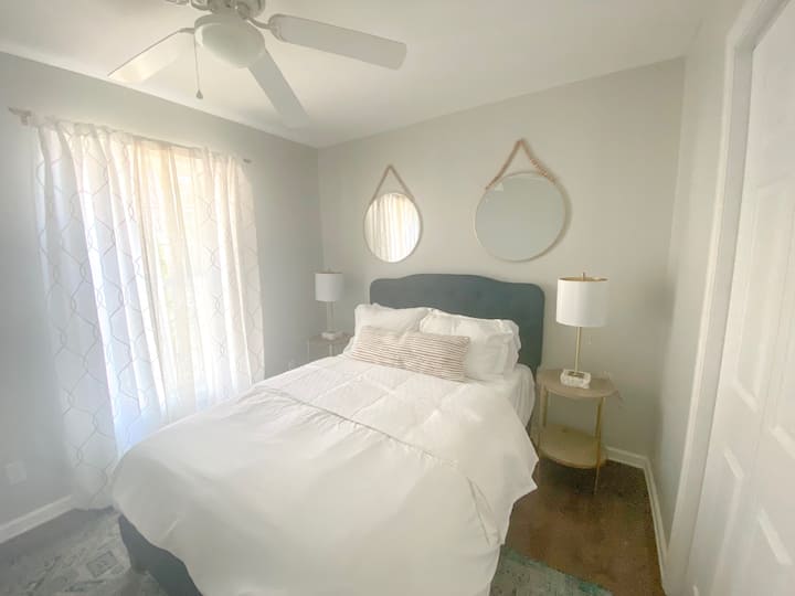 غرفة نوم بسريرين كاملين مع مساحة خزانة