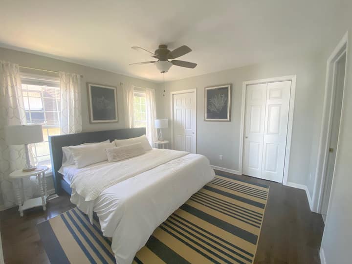 غرفة النوم الرئيسية 1 بسرير كبير وجناح داخلي رخامي كامل.