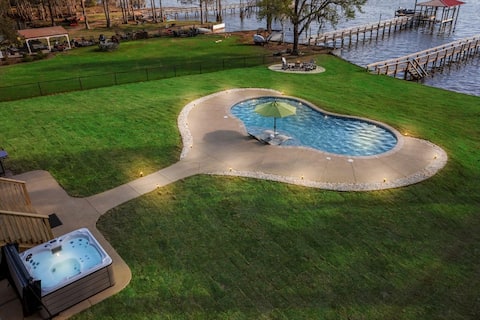 Luxurious Lakefront Log Home W/Pool & hot tub