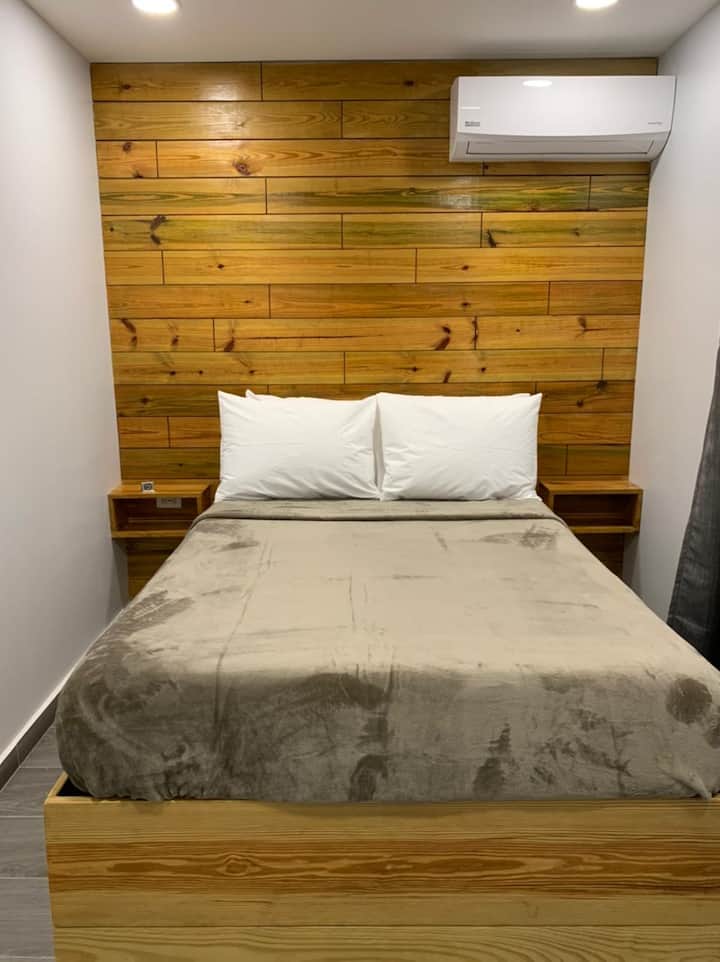 Dormitorio3: 
este dormitorio tiene una cama de tamaño completo, dos mesitas de noche y una televisión inteligente.
